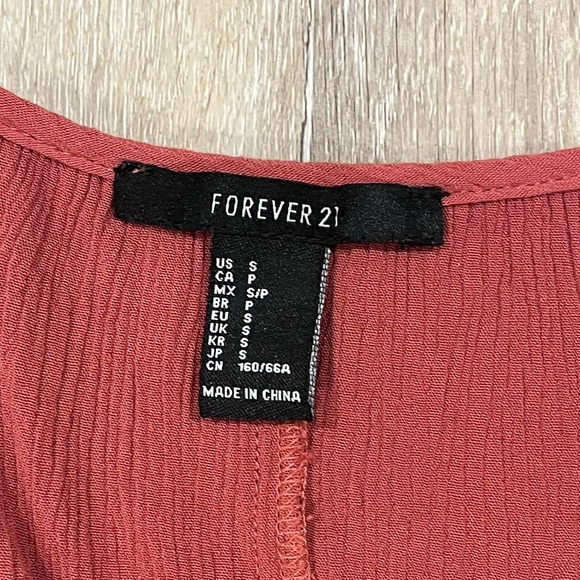 ✨Host Pick✨ Forever 21 Mauve Off-the-Shoulder Crochet Bell Sleeve Henley Romper - Picture 7 of 8